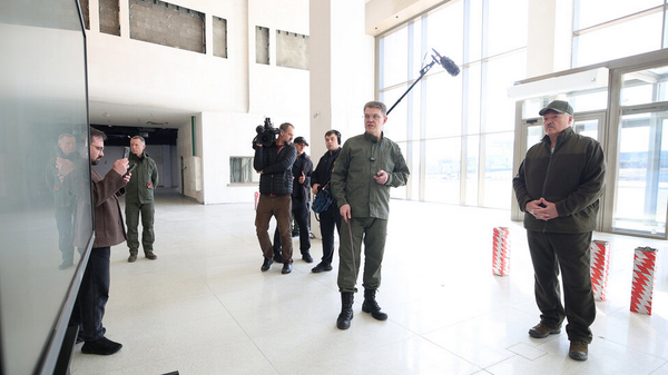 Президент Беларуси Александр Лукашенко 18 апреля во время республиканского субботника  - Sputnik Беларусь