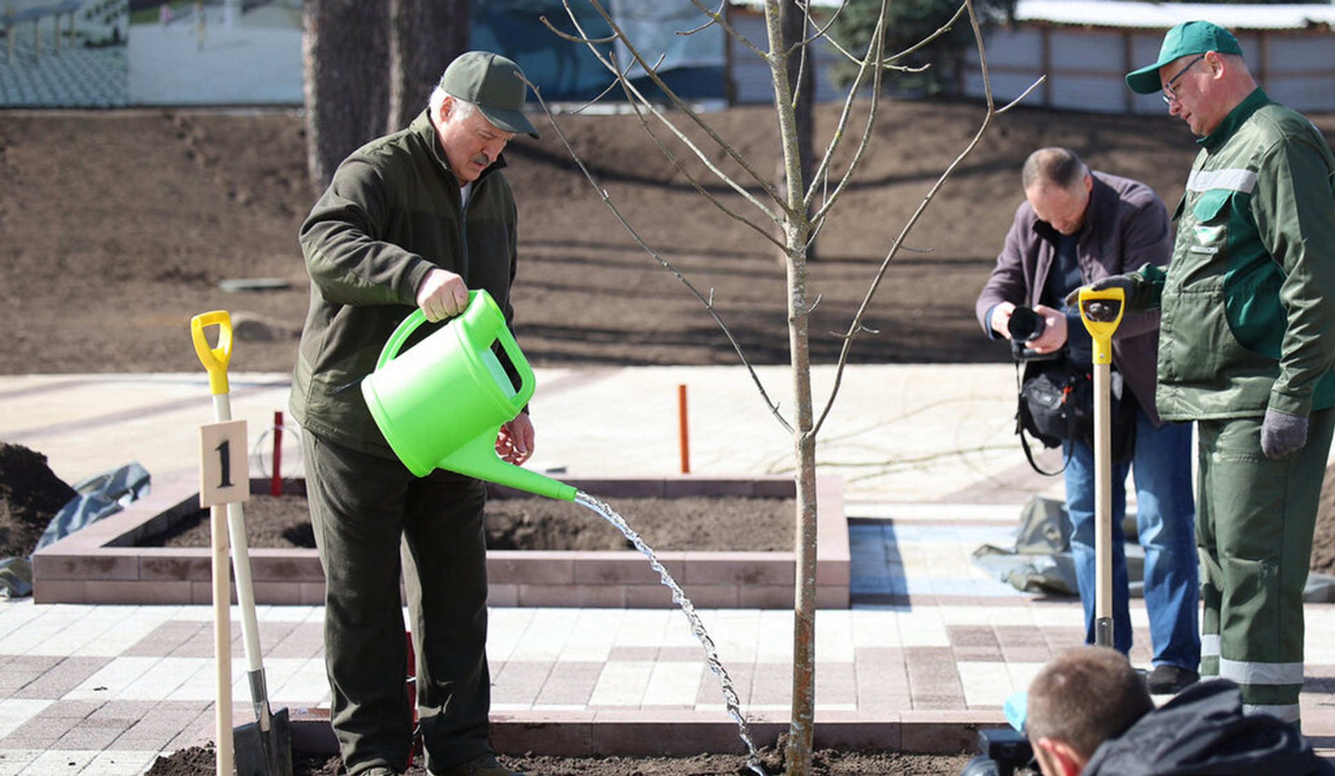 Президент Беларуси Александр Лукашенко 18 апреля во время республиканского субботника