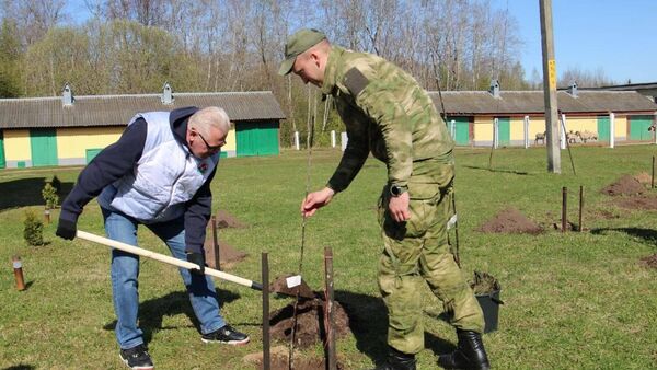 Глава ЦИК Беларуси Игорь Карпенко принял участие в Республиканском субботнике - Sputnik Беларусь