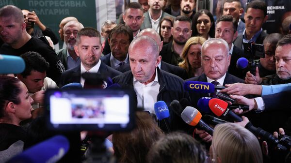 Румен Радев общается с журналистами после первых результатов экзит-поллов - Sputnik Беларусь