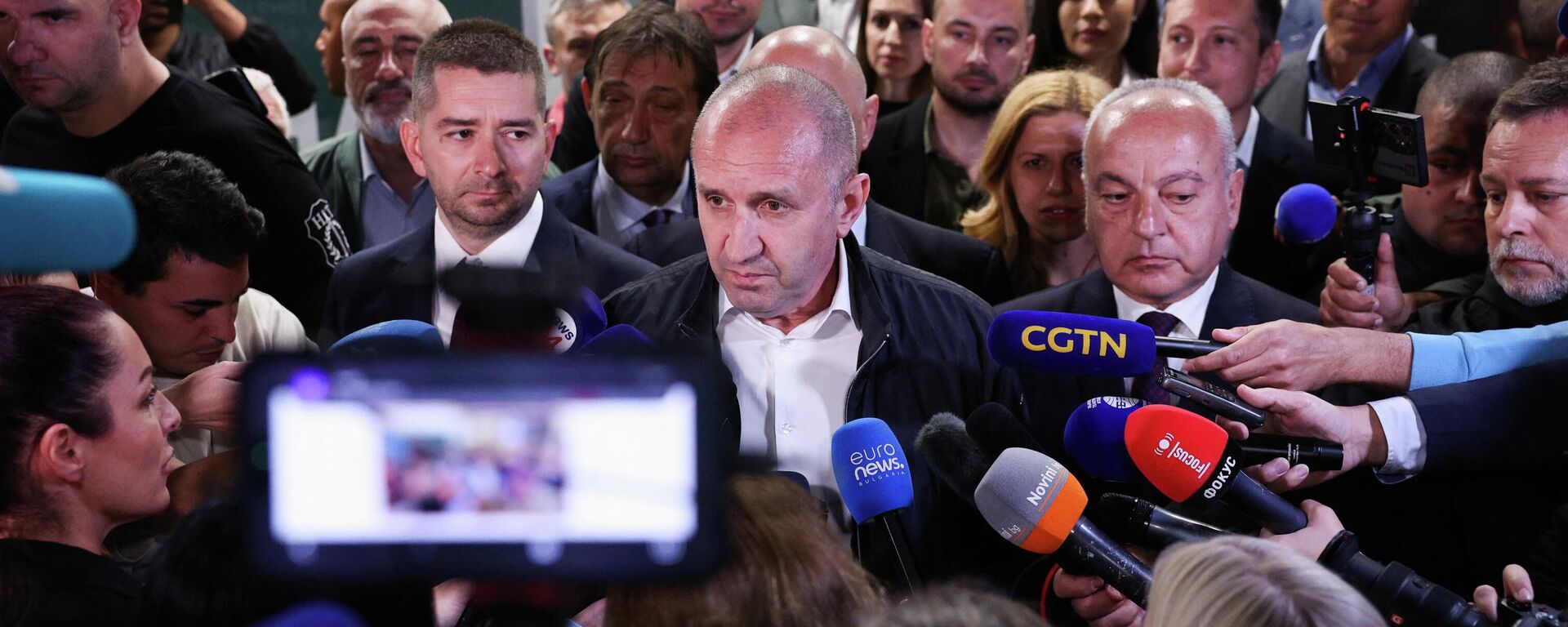 Румен Радев общается с журналистами после первых результатов экзит-поллов