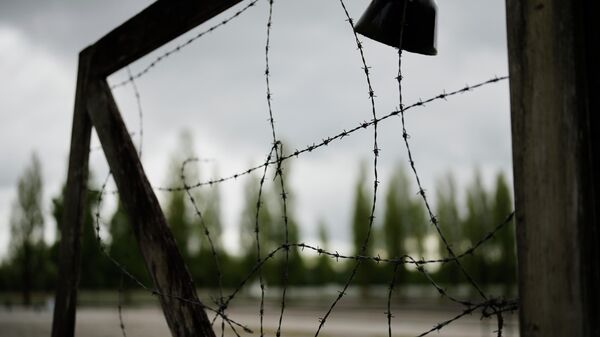 Колючая проволока у входа в крематорий на мемориальном комплексе концлагеря Дахау, Германия - Sputnik Беларусь