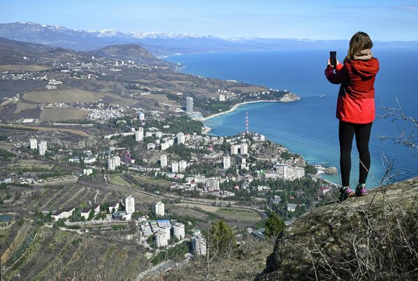 Від на пасёлак Партэніт з гары Аю-Даг (Мядзведзь-гара) у Крыме. - Sputnik Беларусь