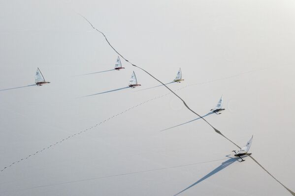 Спартсмены падчас гонак на спаборніцтвах па парусным спорце ў класе буер DN "Вялікі кубак Сібіры" ў акваторыі Новасібірскага вадасховішча. - Sputnik Беларусь