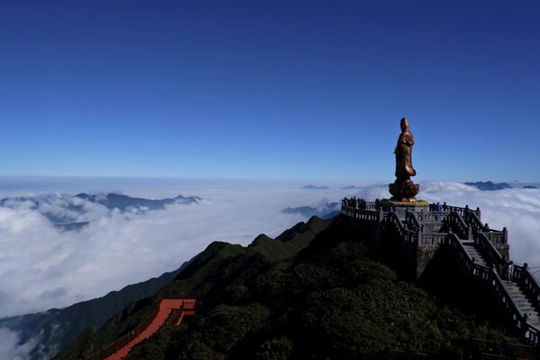 Дванаццаціметровая статуя будыйскай багіні Гуаньінь узвышаецца над аблокамі на найвышэйшай вяршыні Індакітая – гора Фаншыпан у в’етнамскай правінцыі Лаокай. - Sputnik Беларусь