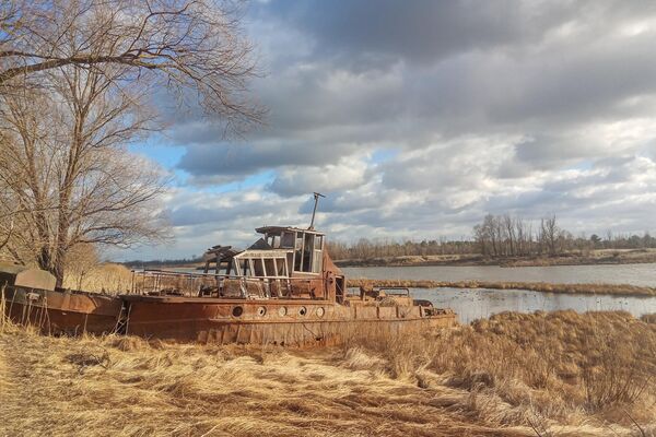 Кладбище буксиров на реке Припять в зоне отчуждения  - Sputnik Беларусь