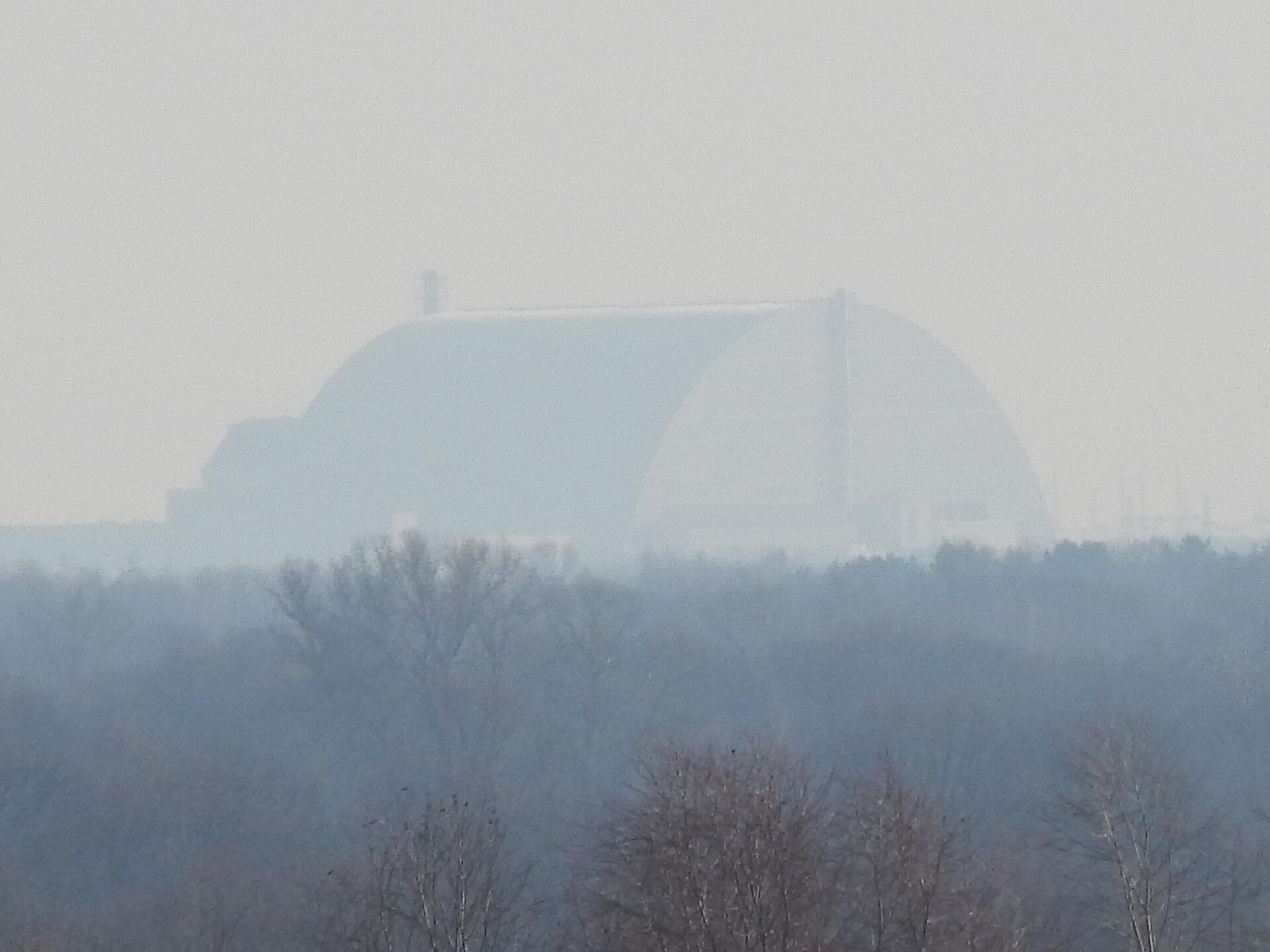 Вид на саркофаг Чернобыльской АЭС из белорусской зоны отчуждения - Sputnik Беларусь, 1920, 22.04.2026