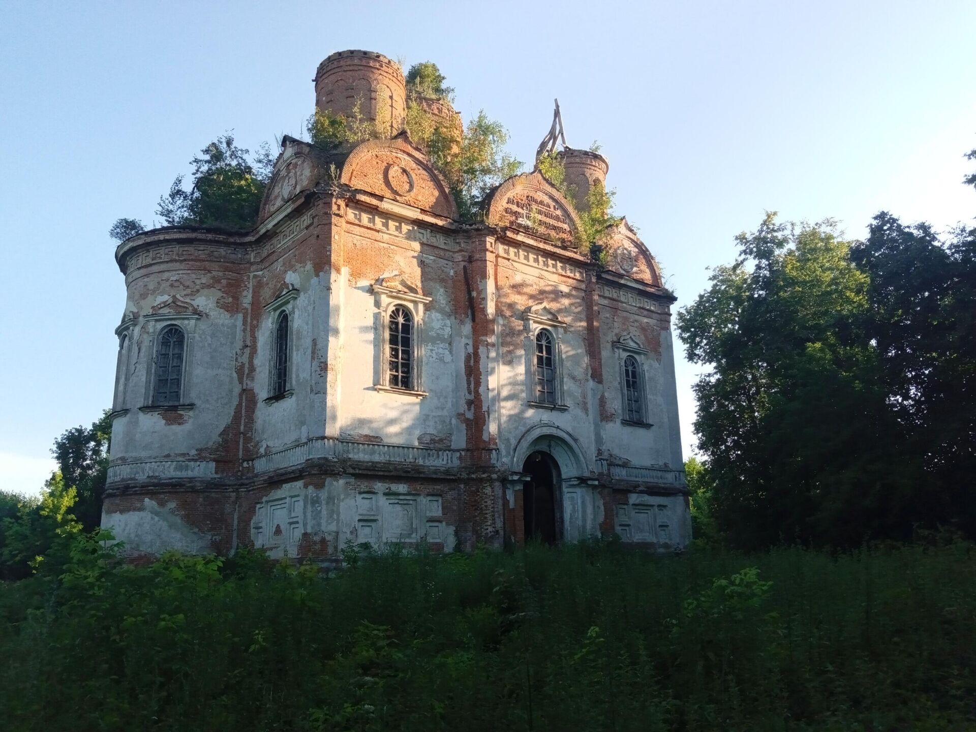 Руины Свято-Троицкой церкви в деревне Самотевичи Костюковичкого района Могилевской области - Sputnik Беларусь, 1920, 22.04.2026