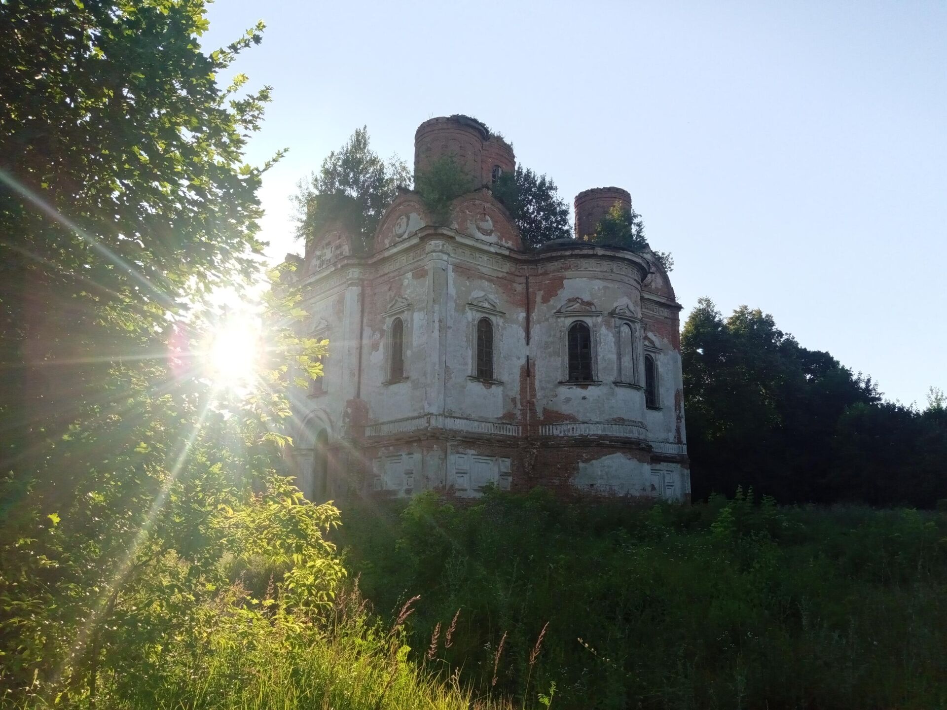 Руины Свято-Троицкой церкви в деревне Самотевичи Костюковичкого района Могилевской области - Sputnik Беларусь, 1920, 22.04.2026
