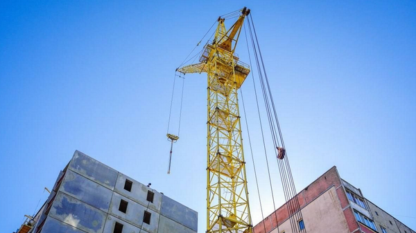 Восстановление пострадавшего от взрыва газа подъезда в доме по улице Косарева в Гомеле - Sputnik Беларусь