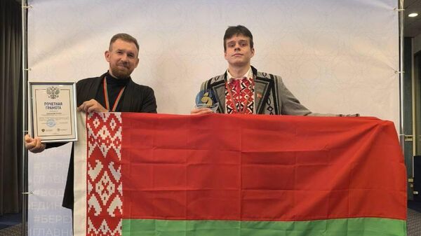 Пераможца конкурсу Аляксандр Якавец (справа) - Sputnik Беларусь