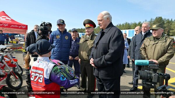 Лукашенко: я тоже мотоциклист, на Харлее езжу (видео) - Sputnik Беларусь