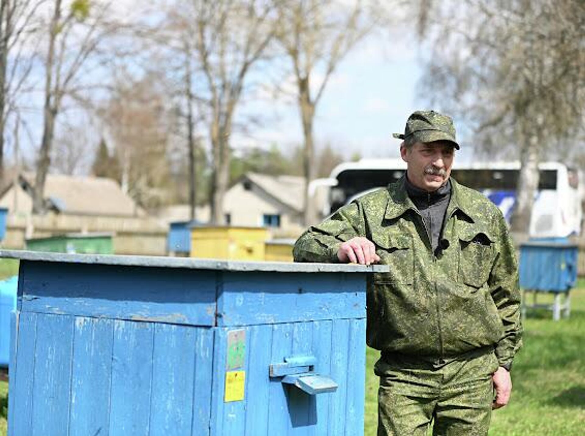 Лесник Сергей Красовский ухаживает за пчелами на Хойникском участке зоны отчуждения - Sputnik Беларусь, 1920, 23.04.2026