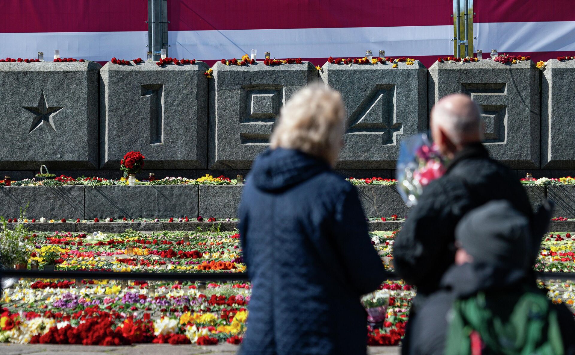 Празднование Дня Победы у памятника советским солдатам в Риге, архивное фото - Sputnik Беларусь, 1920, 04.05.2026