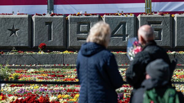 Святкаванне Дня Перамогі ля помніка савецкім салдатам у Рызе, архіўнае фота - Sputnik Беларусь