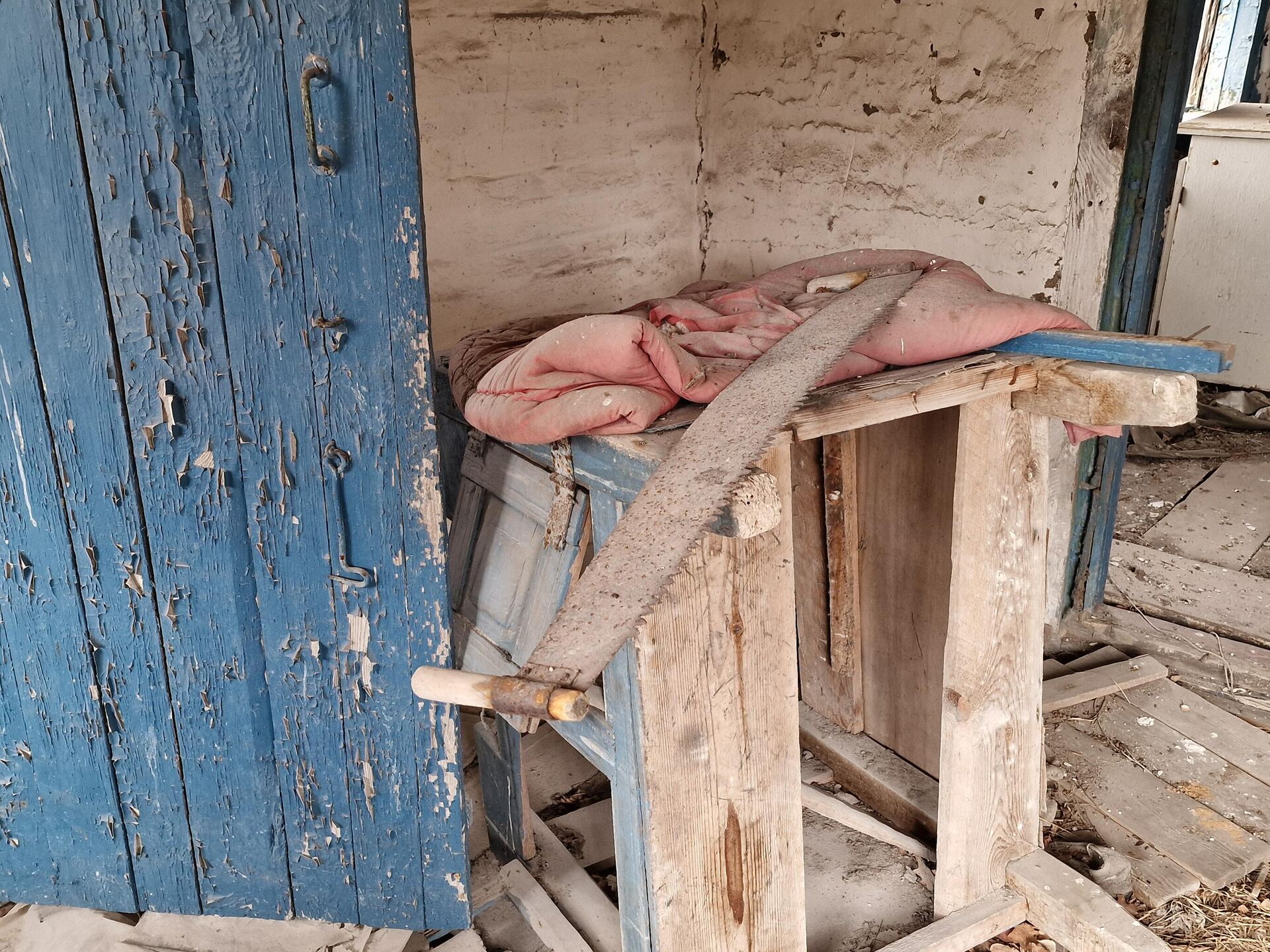 Ржавая пила у входа в один из заброшенных домов - Sputnik Беларусь, 1920, 23.04.2026