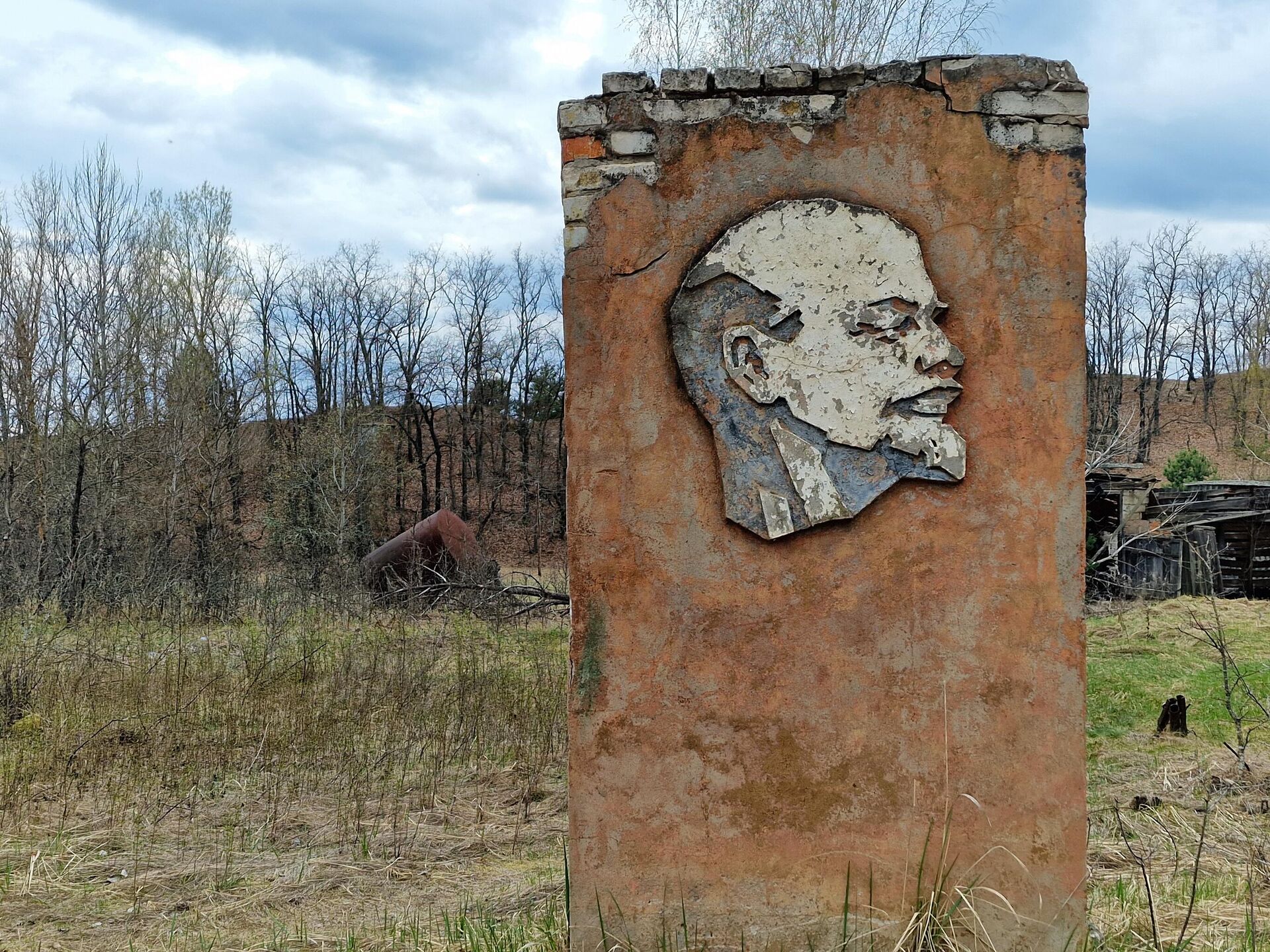 Барельеф Ленина у школы в Оревичах - Sputnik Беларусь, 1920, 23.04.2026