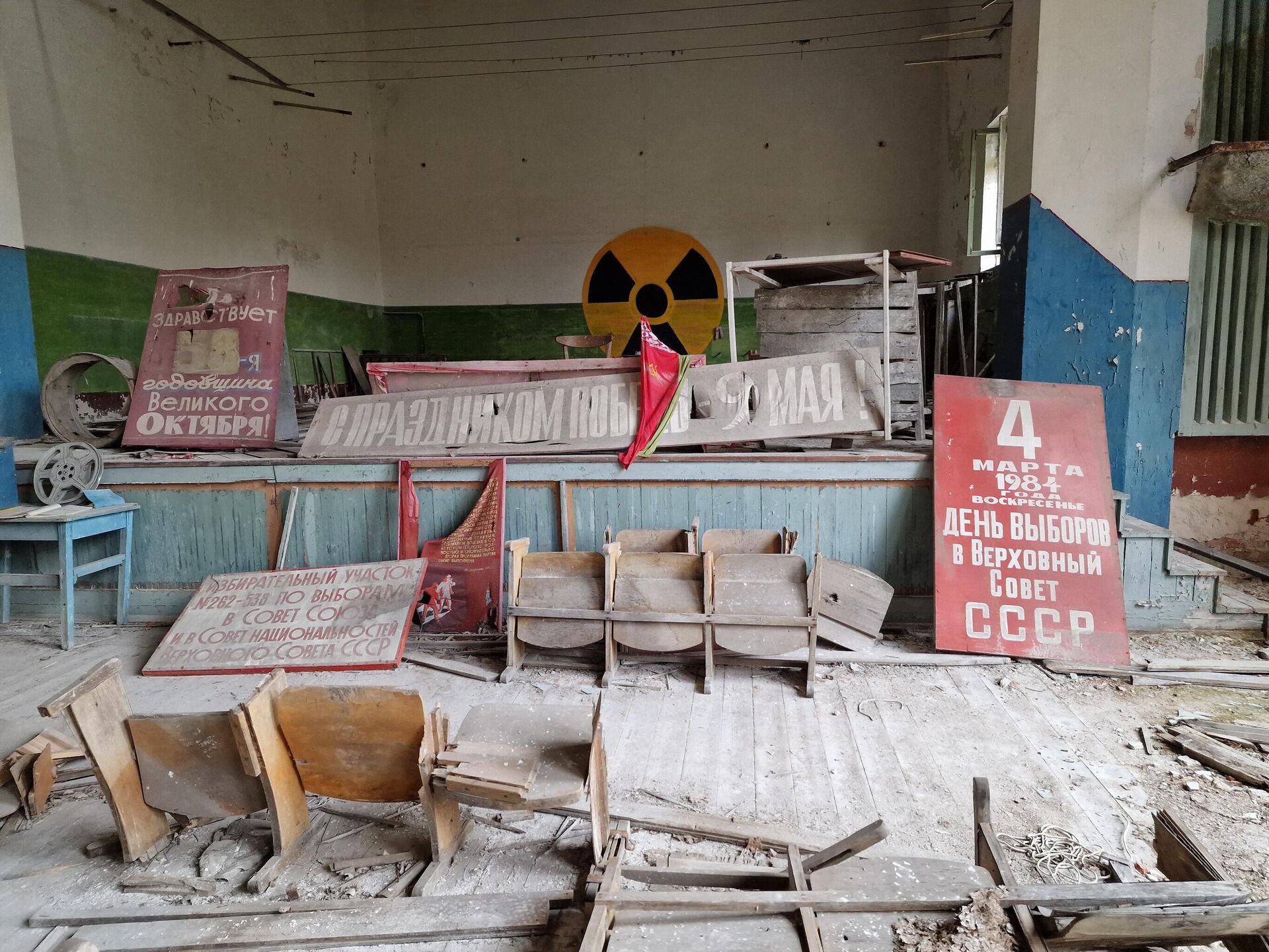 Советские плакаты в заброшенном клубе - Sputnik Беларусь, 1920, 23.04.2026