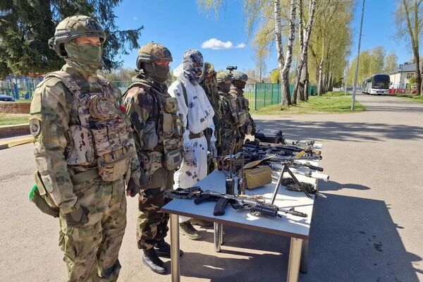 Для призывников организовали выставку стрелкового оружия - Sputnik Беларусь