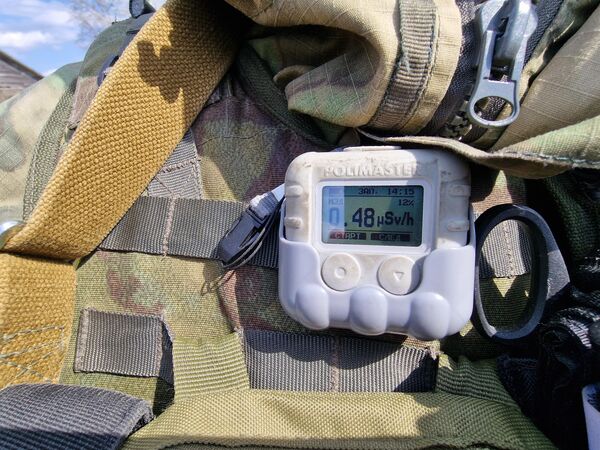 Индивидуальный дозиметр пограничника, с их помощью наряды проверяют заброшенные здания зоны отчуждения. - Sputnik Беларусь