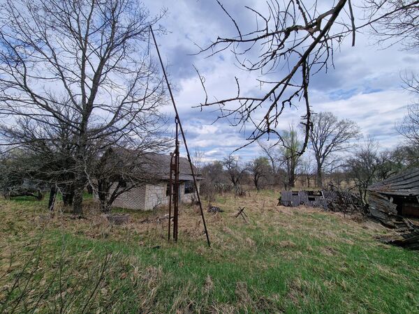 Заброшенный дом в зоне отчуждения. - Sputnik Беларусь