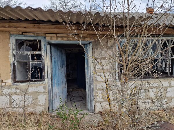 Заходить в дома опасно, есть риск того, что обвалится крыша. - Sputnik Беларусь