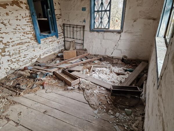 Жизнь здесь застыла – брошенные предметы быта можно увидеть по всему дому. - Sputnik Беларусь