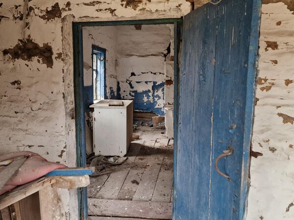 Обветшалый, полный запустения дом – таких здесь десятки. - Sputnik Беларусь