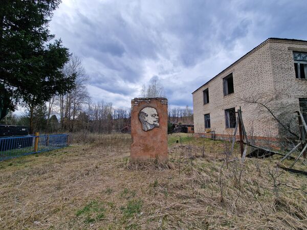 Возле Оревичской школы установлен барельеф Ильича – "отца" Октябрьской революции. Удивительно, но за долгие годы даже побелка с него не отвалилась. - Sputnik Беларусь