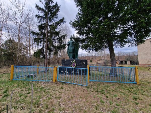 Памятник погибшим землякам в годы Великой Отечественной войны. За такими монументами ухаживают сотрудники заповедника. - Sputnik Беларусь