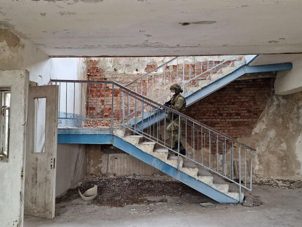 Пограничник проверяет здание на предмет нарушителей. - Sputnik Беларусь