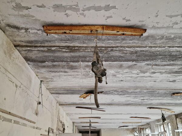 Противогазы, оставленные, видимо, после того, как жители покинули свои родные места. - Sputnik Беларусь