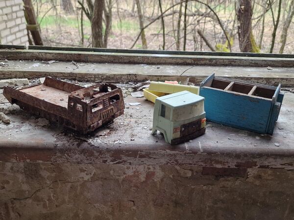 Покрытые многолетней пылью игрушки в заброшенных зданиях производят особенно тягостное впечатление.  - Sputnik Беларусь