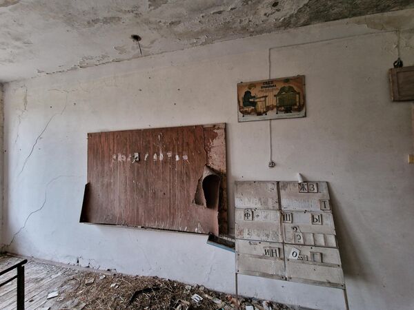 В одном из классов заброшенной школы. - Sputnik Беларусь