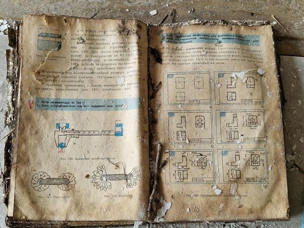 Учебники и тетради остались лежать прямо на партах. - Sputnik Беларусь