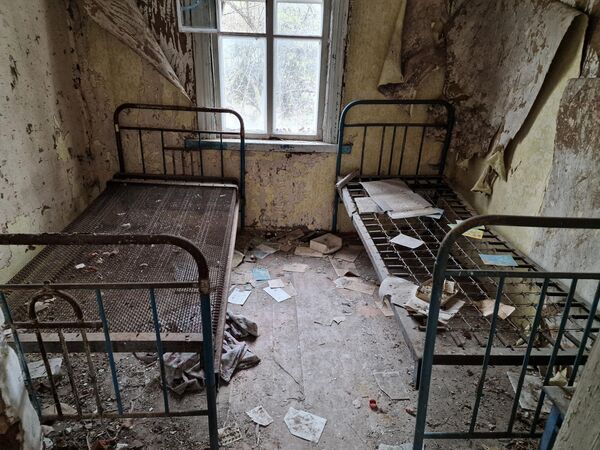 Когда-то в местной больнице спасали пациентов, а в апреле 1986-го отсюда пришлось спасаться всему населению. - Sputnik Беларусь