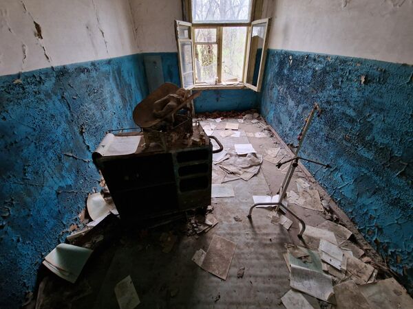 Комната, где взвешивали детей. Кукла на весах выглядит жутко. - Sputnik Беларусь