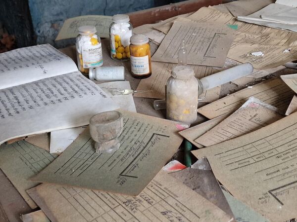 Запах лекарств до сих пор ощущается в полуразрушенной больнице. - Sputnik Беларусь