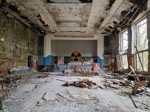 Внутри клуба остались советские плакаты, стулья. В центре, вероятно, был просторный танцпол. - Sputnik Беларусь