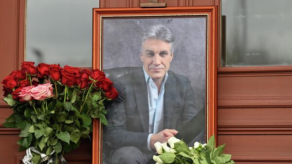 Цветы в память о телеведущем Алексее Пиманове - Sputnik Беларусь