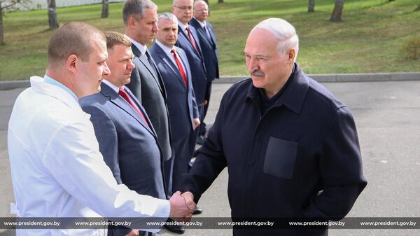 Александр Лукашенко посещает Петриковскую центральную районную больницу - Sputnik Беларусь