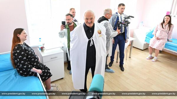 Александр Лукашенко во время посещения Петриковской ЦРБ. - Sputnik Беларусь