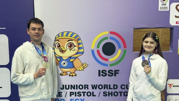 Белорусы Александра Петрова и Никита Довбаш стали серебряными призерами юниорского Кубка мира по пулевой стрельбе. - Sputnik Беларусь