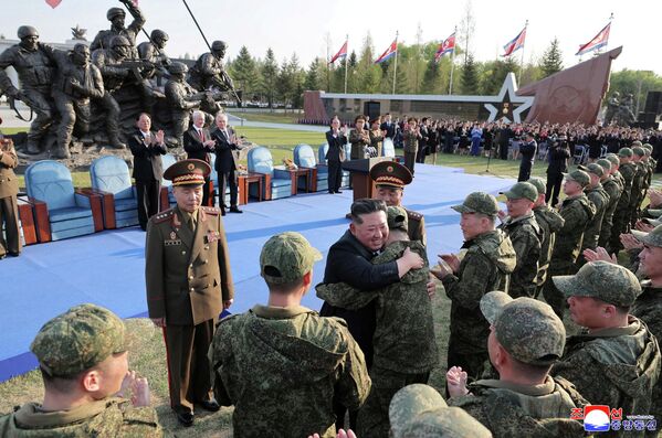 Лідар КНДР Кім Чэн Ын вітае ваеннаслужачых падчас цырымоніі адкрыцця мемарыяла. - Sputnik Беларусь