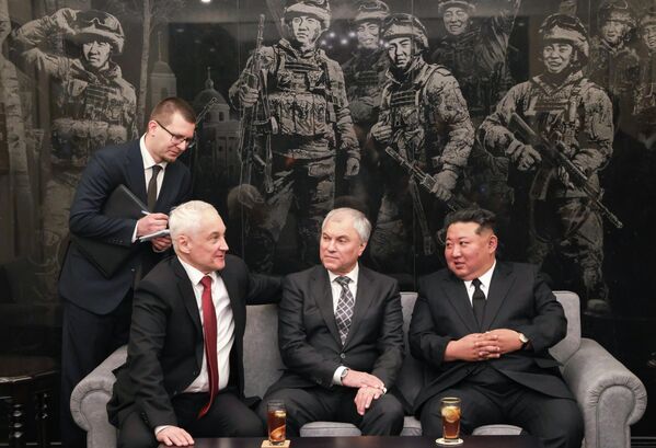 Міністр абароны РФ Андрэй Белавусаў, старшыня Дзяржаўнай думы РФ Вячаслаў Валодзін і генеральны сакратар Працоўнай партыі Карэі (ППК), старшыня дзяржаўных спраў КНДР Кім Чэн Ын (злева направа на першым плане) на сустрэчы ў Пхеньяне. - Sputnik Беларусь