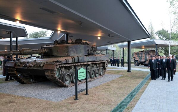 Лідар КНДР Кім Чэн Ын, спікер Дзярждумы РФ Вячаслаў Валодзін і міністр абароны РФ Андрэй Белавусаў (злева направа на першым плане) падчас агляду музейна-мемарыяльнага комплексу ў Пхеньяне, прысвечанага подзвігу герояў замежнай ваеннай аперацыі. - Sputnik Беларусь