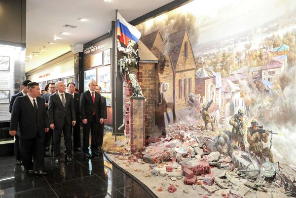 Кім Чэн Ын, Вячаслаў Валодзін і Андрэй Белавусаў падчас агляду музейна-мемарыяльнага комплексу ў Пхеньяне, прысвечанага подзвігу герояў замежнай ваеннай аперацыі. - Sputnik Беларусь