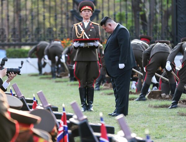 Лідар КНДР Кім Чэн Ын на цырымоніі адкрыцця ў Пхеньяне музейна-мемарыяльнага комплексу, прысвечанага подзвігу герояў замежнай ваеннай аперацыі. - Sputnik Беларусь