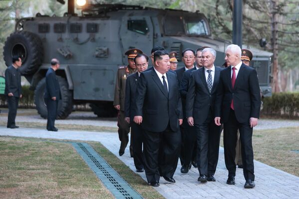 Кім Чэн Ын, Вячаслаў Валодзін і Андрэй Белавусаў падчас агляду музейна-мемарыяльнага комплексу ў Пхеньяне, прысвечанага подзвігу герояў замежнай ваеннай аперацыі. - Sputnik Беларусь