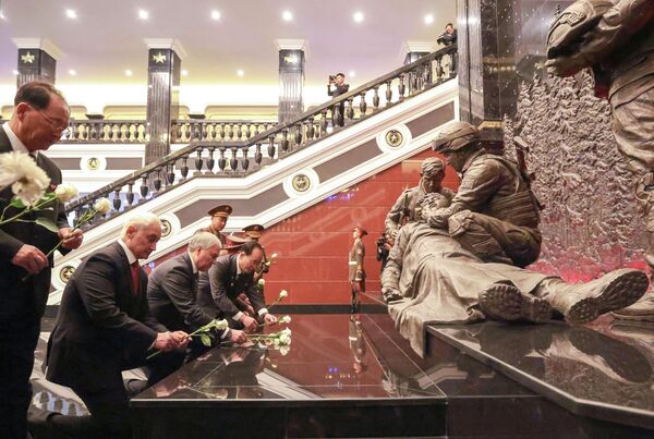 Кіраўнік ваеннага ведамства КНДР генерал арміі Но Гван Чхоль, міністр абароны РФ Андрэй Белавусаў і старшыня Дзяржаўнай думы РФ Вячаслаў Валодзін на цырымоніі адкрыцця ў Пхеньяне музейна-мемарыяльнага комплексу, прысвечанага подзвігу герояў замежнай ваеннай аперацыі. - Sputnik Беларусь